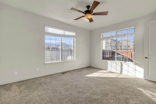 Building Photo - Charming Midway Home - Available Now!