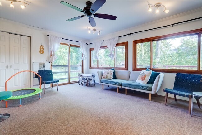 Building Photo - 984 Danby Dr