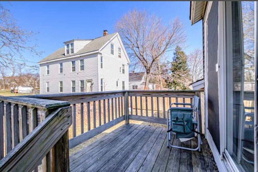 Small shared deck - 10 Morgan Ct