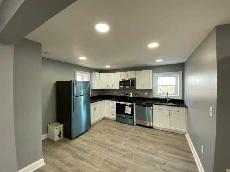 Building Photo - 301 Lilac Ln