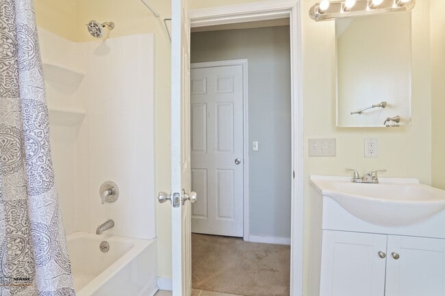 Building Photo - Quality 2 Bed 1.5 Bathrooms Home - Availab...