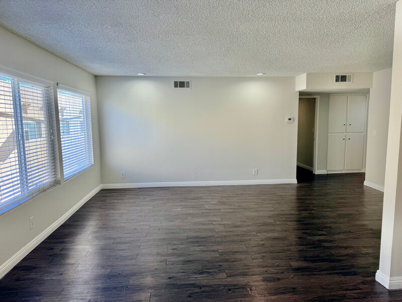 Building Photo - 17440 Burbank Blvd