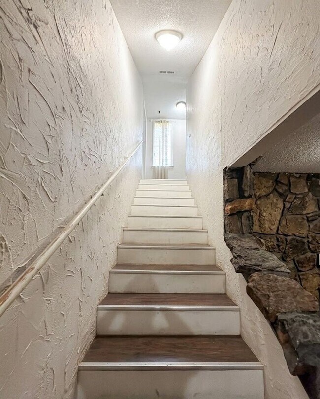 Building Photo - 1502 Rolling Hills Dr