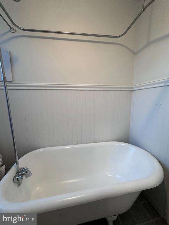 Building Photo - 17 E Walnut St