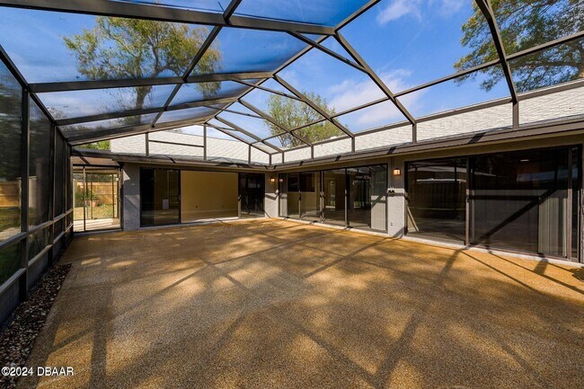 Building Photo - 4 Baywood Dr