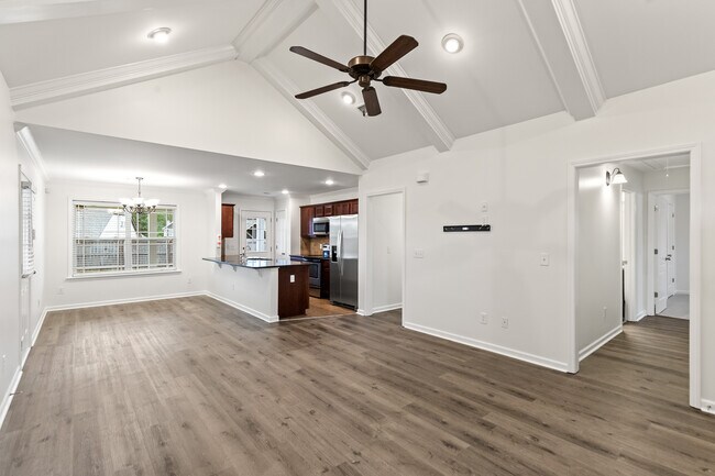 Livingroom - 827 Berkshire Ct