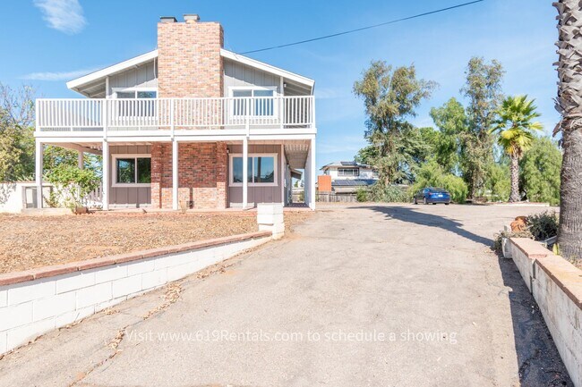 Building Photo - 4 Bedroom, 3 Bath Large House with Mountai...