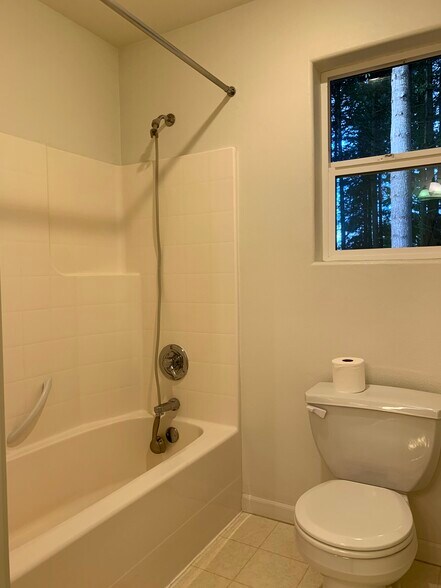 shared bathroom - 5671 NE Canard Dr