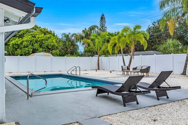 Building Photo - 1921 Fern Ave