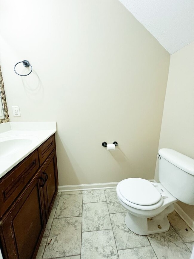 Building Photo - 2 Bedroom 1.5 Bathroom Townhome