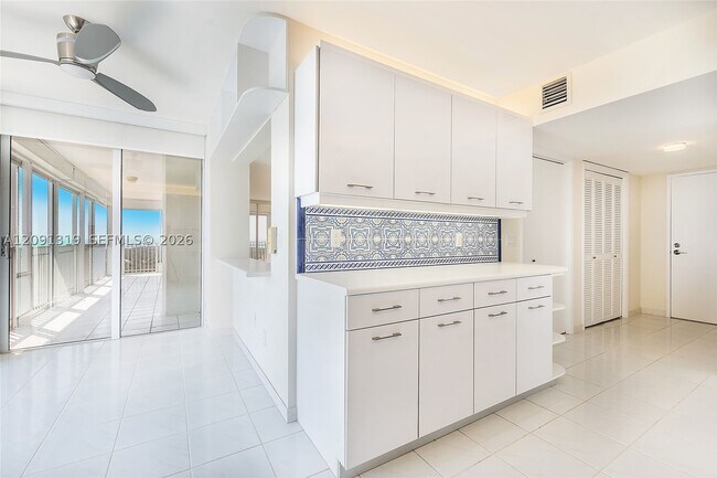 Building Photo - 881 Ocean Dr