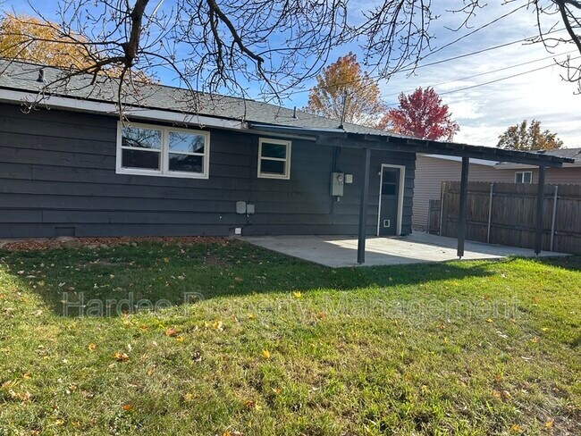 Building Photo - 1835 Broadmoor Dr