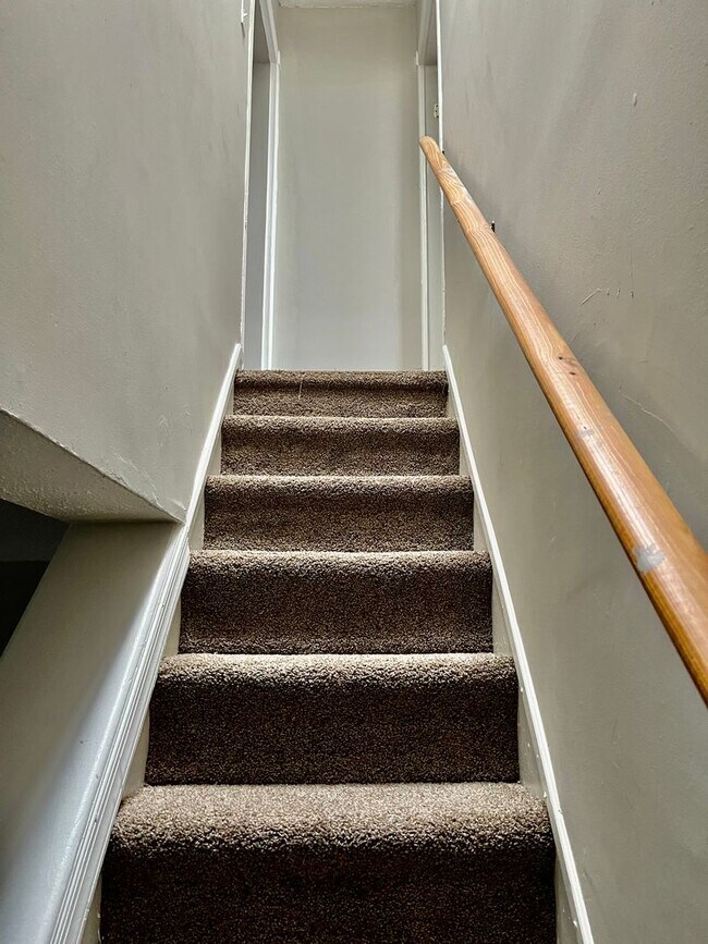 Building Photo - Fully Renovated!