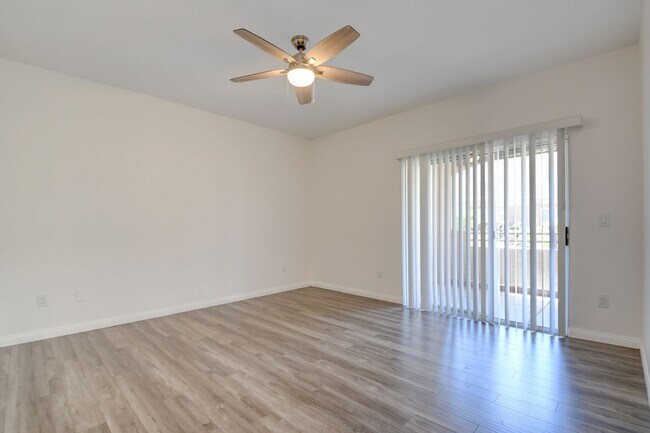 Building Photo - Beautiful 2BR / 2BA Renovated / Modern Con...