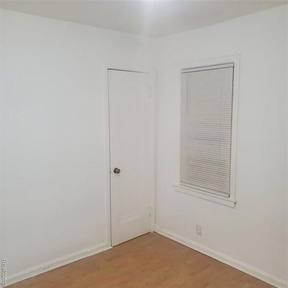 Building Photo - 9559 Hubbell Ave