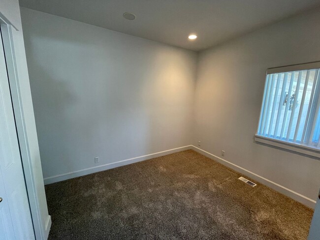 Building Photo - Lovely 3 Bed 2 Bath House in River Road Area