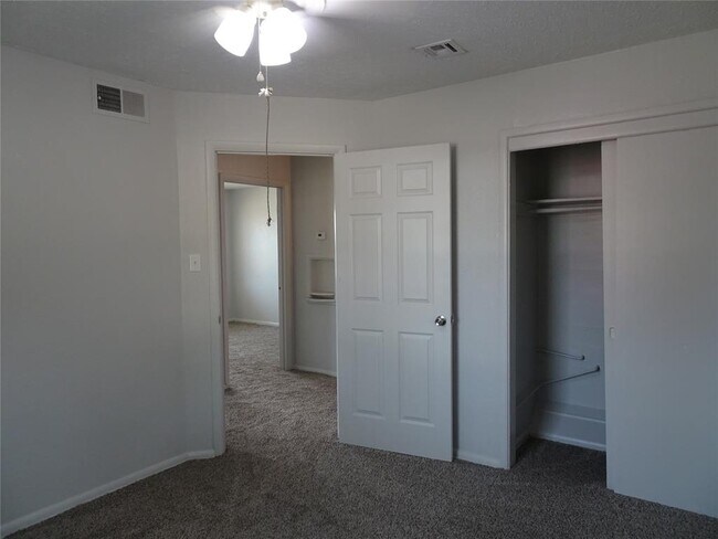 Building Photo - 2305 Maple Dr
