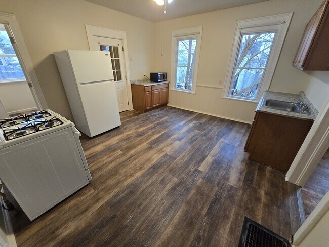 Building Photo - 804 E Division St