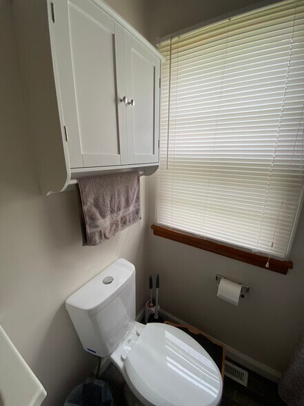 Toilet - 216 Dort Ln NW