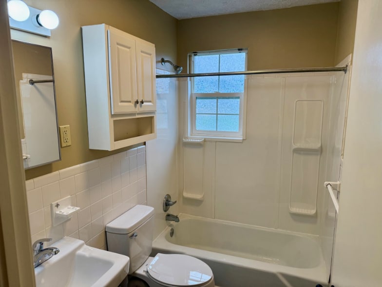 Building Photo - 515 Monroe Ave