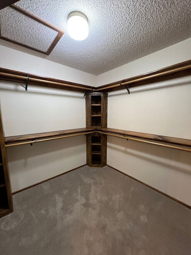 Building Photo - FURNISHED 3 BEDROOM HOME IN TOWN WITH POOL ACCESS!