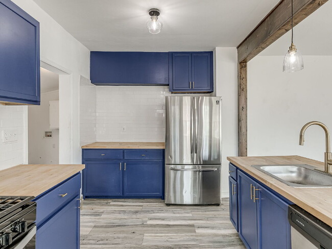 Building Photo - Beautifully Updated Bungalow!