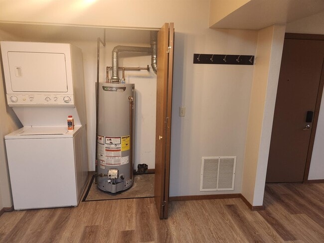 Building Photo - 709 Crosstown Ave