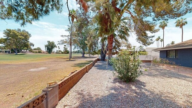 Building Photo - 3 bedroom 2 bath home situated on the Golf...