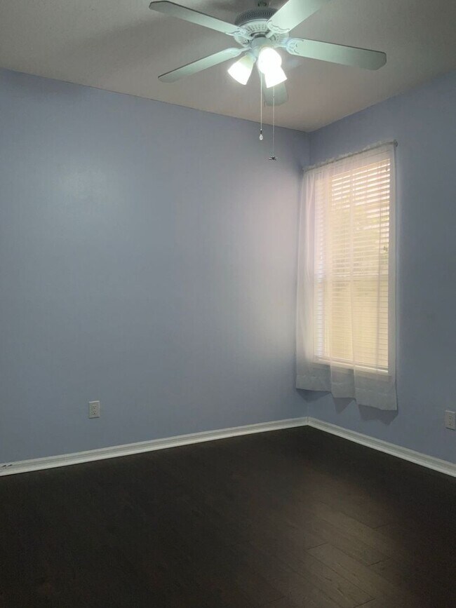 Building Photo - Single family home with 3 bedrooms, 2.5 ba...