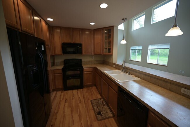 Building Photo - 3 bed, 2.5 bath, 2 car garage, lots of sun...