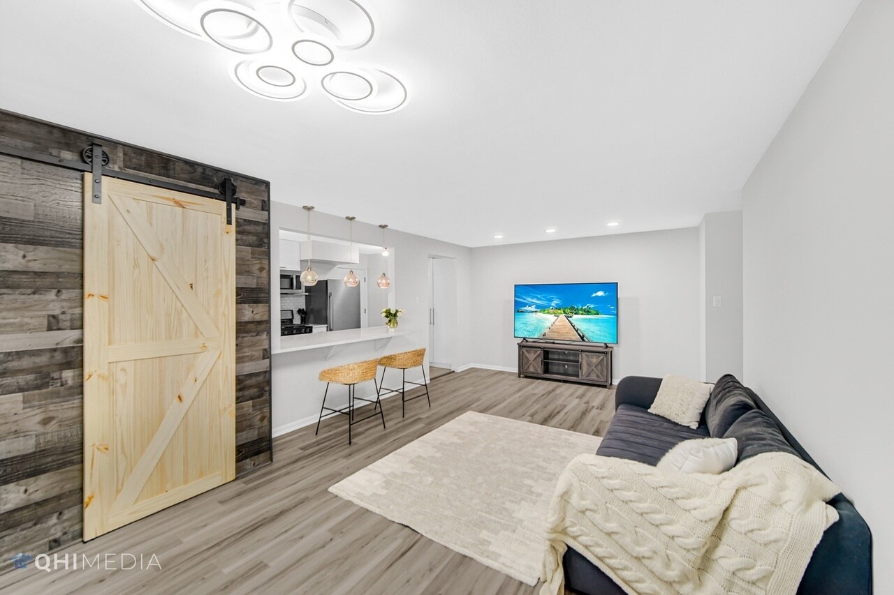 Building Photo - 726 Dempster St