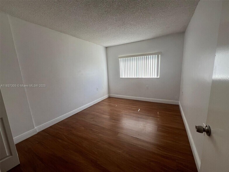 Building Photo - 1129 Lake Victoria Dr