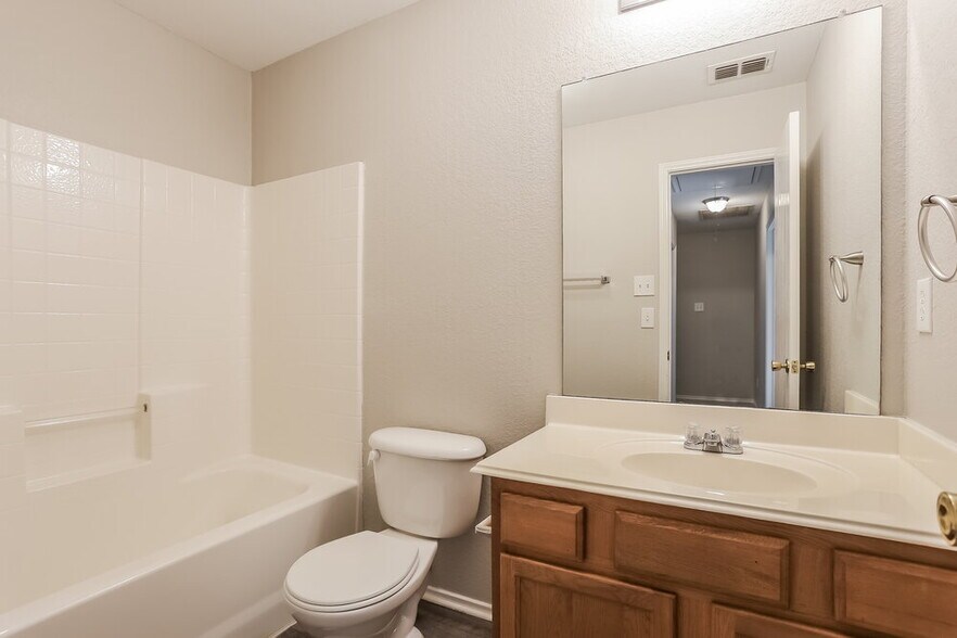 Building Photo - 1424 Pine Ln