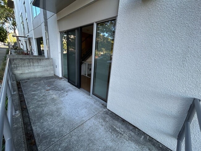 Building Photo - $1,000 OFF FIRST MONTH'S RENT!! Spacious 3 bedroom / 2.5 Bath Apartment in Emeryville, CA.