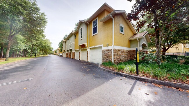 Building Photo - Beautiful 2 bedroom 1 bathrrom condo in Vi...