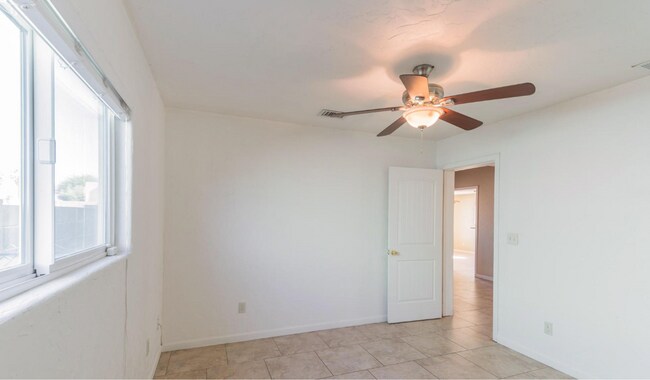 Building Photo - 410 E Waverly St