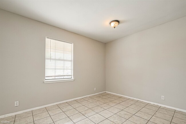 Building Photo - 2 br, 1 bath Duplex - 8430 Round Rock Drive 5