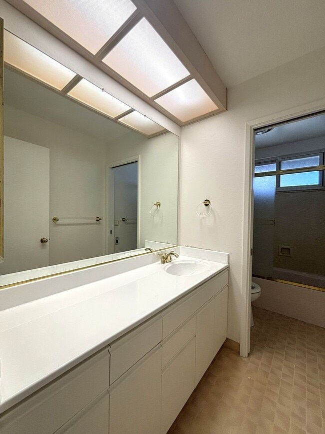 Building Photo - Hayward Hills Home is beautiful location, ...