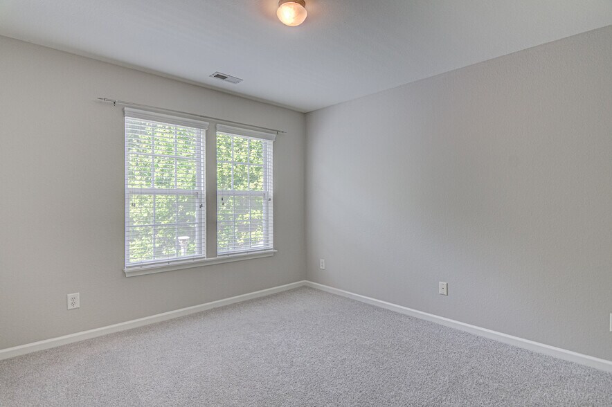 Building Photo - 5972 Hollow Wood Ct