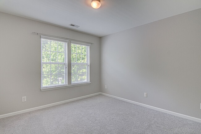 Building Photo - 5972 Hollow Wood Ct