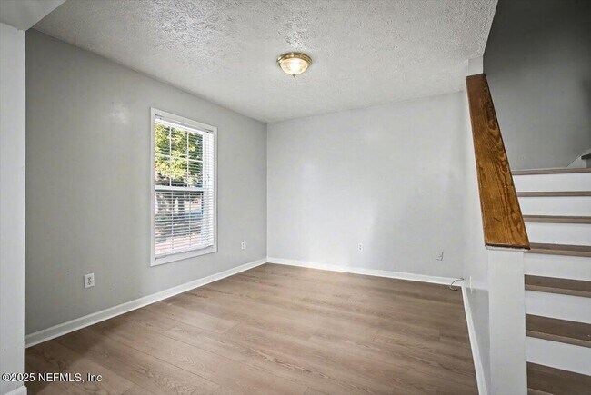 Building Photo - 1217 Clock St