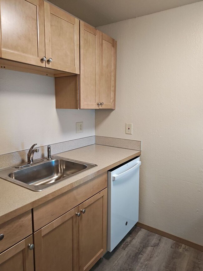 Building Photo - One bedroom - newly renovated.   * Move In...