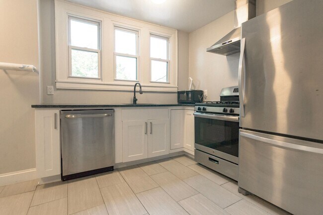 Building Photo - Three Bedroom One Bath