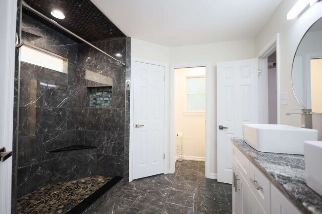 Building Photo - Updated 3 Bed / 2 Bath One-Story Home in S...