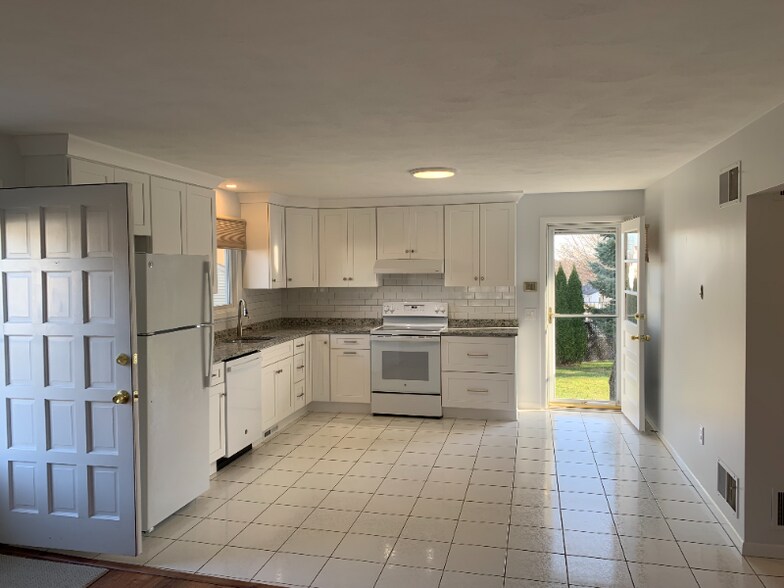 Building Photo - 14 Ferncrest Dr