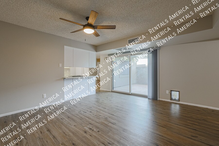 Building Photo - 5005 S Willow Dr
