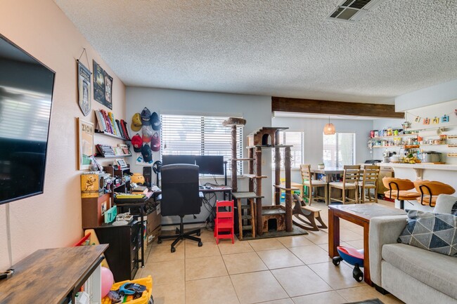 Building Photo - Cute and Cozy 2-bedroom 2-bathroom Townhom...