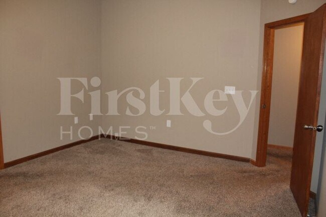 Building Photo - 10311 Park Valley Dr