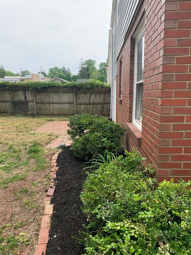 Building Photo - Three bedroom fenced in yard one car attac...