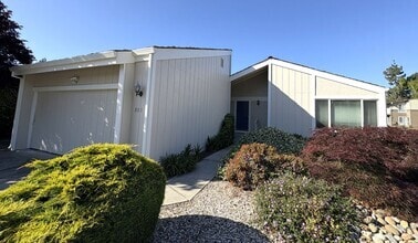 Building Photo - Charming Updated 2-Bedroom Home in Prime L...
